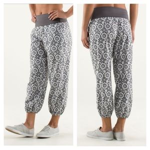Lululemon Om Pant - Twiggy Printed Nimbus / Soot Light